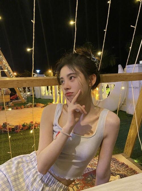 女主播超短裙露白嫩